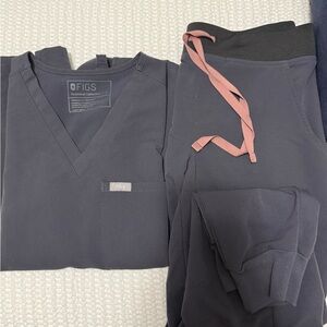Figs Gray Scrub Set with Pink Drawstring